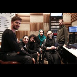 Amirhossein Rostami Instagram - آخرین روزهای فیلمبرداری فیلم سینمایی #آهنگ_دونفره کار رفیق قدیمی ،کاریلد وهنرمندم آرزو جان ارزانش.(ماسکها به دلیل عکس گرفتن برداشته شده ،البته به جز کارگردان(کاش زودتر این کرونای لعنتی تموم بشه و به روزهای عادی و بدون ترس برگردیم.)ممنون از روزبه جان رایگا عزیز برای وسواسش در اخذ پلانهایی ناب.
زحمت عکسهارو رامونا میریان عزیز کشیده