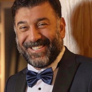 Amirhossein Rostami Instagram - همه ی ما
فقط دو نوع شب در زندگی مان داریم؛
شبی که می‌خواهیم زودتر صبح شود،
و شبی که هیچگاه دوست نداریم به صبح برسد.
و مرز بین اینها
تنها یک "او" ست
که بستگی دارد مانده باشد،
یا رفته باشد.
تسلیت به مادر داغدارش و ایران