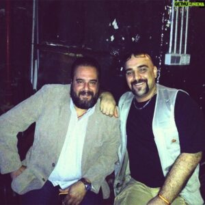 Amirkave Ahaninjan Instagram - ..
...
همین الان ، پشت صحنه با هومن برق نورد همیشه خندان ...راستی امشب کلی میهمان نازنین داریم از جمله استاد ناصر تقوایی ....