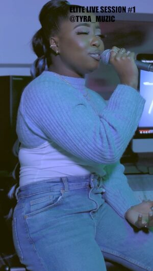 Amisse Abdallah Instagram - Une création authentique 
Accompagnée du magicien @wiljonmusic ✨

Bonne écoute 🤩
dans  l’ELITE LIVE SESSION  # 1 
( Disponible sur youtube et sur IGTV 🙌🏾)

Réalisation : @jeffbombfactory
Sublimation 💇🏾‍♀️💄: @melyssa_makeup 
Stylisme : @i.am.staaacy 
Au mic : @amisse.music

#elite #live #session
#tyracomposition #studiobombfactory
#livesession #livestudio #bluemood #tyramuzic #singforyou #singforus #tiktoksinging @purplestreet @rhdimage #letemps #youtubelive #tiktoklover