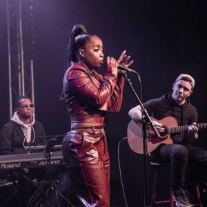 Amisse Abdallah Instagram - 𝑂𝑛 𝑠’𝑎𝑖𝑚𝑒 𝑐𝑜𝑚𝑚𝑒 𝑐̧𝑎… 🫂
𝑙𝑎 𝑆𝑐𝑒̀𝑛𝑒 🎙 𝑒𝑡 𝑚𝑜𝑖.. 🫶
.
.
📸 : @raphaelgthl 
.
.
Merci pour le chaleureux accueil ❤️
Prenez soin de vous 🔋
.
.
coiffure : @c.a.j_coifafro 
habillage : @i.am.staaacy 
maquillage : @i.am.staaacy
.
.
.
@reseau_combo95 @cy_univ 
#scène #scene #scenestyle #rihanna #diamonds #celine #pourquetumaimesencore #chaines #tyra #cergy #combo95 #universite #lasceneetmoi #smilesong