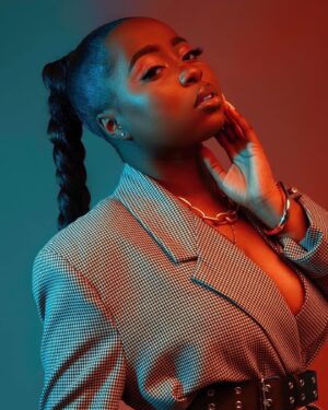 Amisse Abdallah Instagram - 🥇Hello l’Élite 🥰 - Une version acoustique de « Chaines » ça vous dit ? 🎻

.
.
📸 : @brice.comlan 
💇🏾‍♀️ : @keylissa._
💄 : @keylissa._ 
👗: @i.am.staaacy 
.
.
Bon début de semaine 🙏🏾