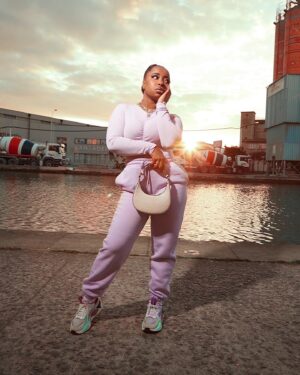Amisse Abdallah Instagram - .❤️😙
.
Stylisme : @i.am.staaacy 
Photographie : @brice.comlan 
Coiffure - Maquillage: @keylissa._ 
.
.
.
#compo #mashupremix #elitelivesession #lifestyle #purplesweat #puma #streetwear #weekendparis #megamix #purplemood #springshoot2021 #pourtoi