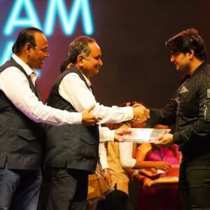 Amit Mishra Instagram - It was completely an honour to Perform for the one and only and the Living Legend Mr.Pritam Chakraborty da along with super brilliant Singers @antaramitraofficial @nakash_aziz @sreeramachandra5 @shalmiaow @mohammedirfanali for prestigious project KalaSagar held in Aurangabad(Maharashtra)
I would like to thank Pritam Da for this wonderful opportunity,
I would like to congratulate Team Pritam on super successful Concert…
Special thanks to KalaSagar Ultimate Entertainment team members.
And super special thanks to the lovely Audience of Aurangabad ..
Gratitude 🙂❤️🙏🏻
#aurangabad #Playbacksinger #amitmishra #bollywood #music #TeamPritam #Pritamda #concert #love 
#teamworkmakesthedreamwork #collectiveartistsnetwork #amitmishrasinger