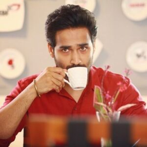 Amitash Pradhan Instagram - Learning every day… :) Swipe—->

Sorry @kashmiraofficial , it’s your suggestion shot. 😂

#paramporul #tamilcinema #photooftheday #movies #onset