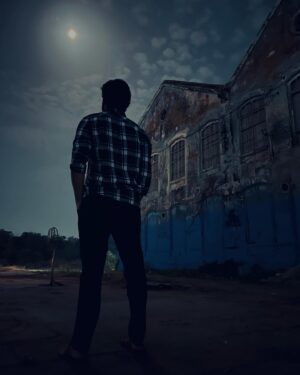 Amitash Pradhan Instagram - Magical Moonlight.. #onset🎥🎬 —Swipe..
@thestoryteller_india 

#shootlife #moonlight #magic #nightphotography #cinema #actor #binnymills #night