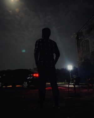 Amitash Pradhan Instagram - Magical Moonlight.. #onset🎥🎬 —Swipe..
@thestoryteller_india 

#shootlife #moonlight #magic #nightphotography #cinema #actor #binnymills #night