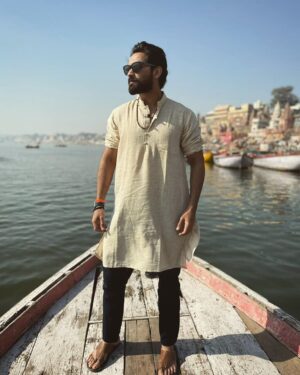 Amitash Pradhan Instagram - Beautiful Varanasi.  Swipe  to see..
On the banks of the Ganga..
#omnamahshivaya 
#Varanasi #benares #ganga #divinity #shiva #iraiva 
📷: @samrat.nahata
