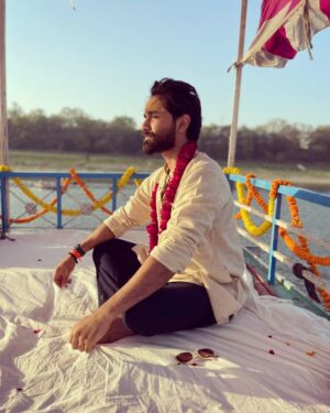 Amitash Pradhan Instagram - Beautiful Varanasi.  Swipe  to see..
On the banks of the Ganga..
#omnamahshivaya 
#Varanasi #benares #ganga #divinity #shiva #iraiva 
📷: @samrat.nahata