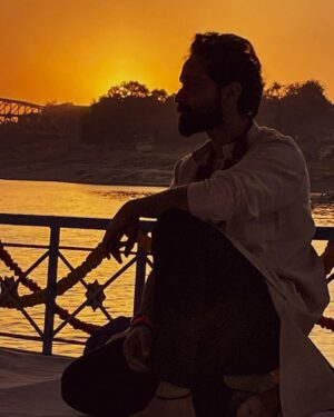 Amitash Pradhan Instagram - Beautiful Varanasi.  Swipe  to see..
On the banks of the Ganga..
#omnamahshivaya 
#Varanasi #benares #ganga #divinity #shiva #iraiva 
📷: @samrat.nahata