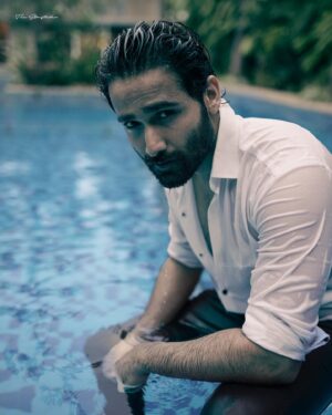 Amitash Pradhan Instagram - Weekend Vibe-ster ! 

Shot by @thestoryteller_india 
🥂@farahdanani @sidtrivellore 

#weekend #sunday #poolside #photography #cinema #vibes #fashionphotography #photoshoot #lounging #goswimming