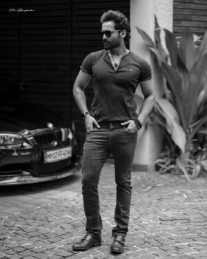 Amitash Pradhan Instagram - The #SUNGLASSES Edition. Swipe SWIPE...

Shot by @thestoryteller_india 
Hair- @vishnu_the_coiffeur_masculin 
🥂 to @farahdanani @sidtrivellore 

#fashionphotography #sunglasses #cinema #instastyle #photogram #thar #accessorise #jeansfashion #keepitwild #tamilcinema #actorslife #shades #monochrome