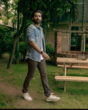 Amitash Pradhan Instagram - Denims are a way of life. 😎
Shot by @thestoryteller_india 
Hair - @vishnu_the_coiffeur_masculin @devsakthivel 
🍻 @farahdanani @sidtrivellore 

#denims #sneakers #casual #fashionphotography #photogram #photoshoot #film #cinema #brightside #outdoors #portfolio #greenandblue
