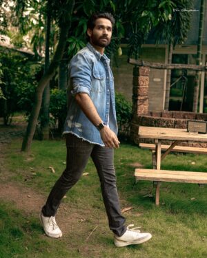 Amitash Pradhan Instagram - Denims are a way of life. 😎
Shot by @thestoryteller_india 
Hair - @vishnu_the_coiffeur_masculin @devsakthivel 
🍻 @farahdanani @sidtrivellore 

#denims #sneakers #casual #fashionphotography #photogram #photoshoot #film #cinema #brightside #outdoors #portfolio #greenandblue