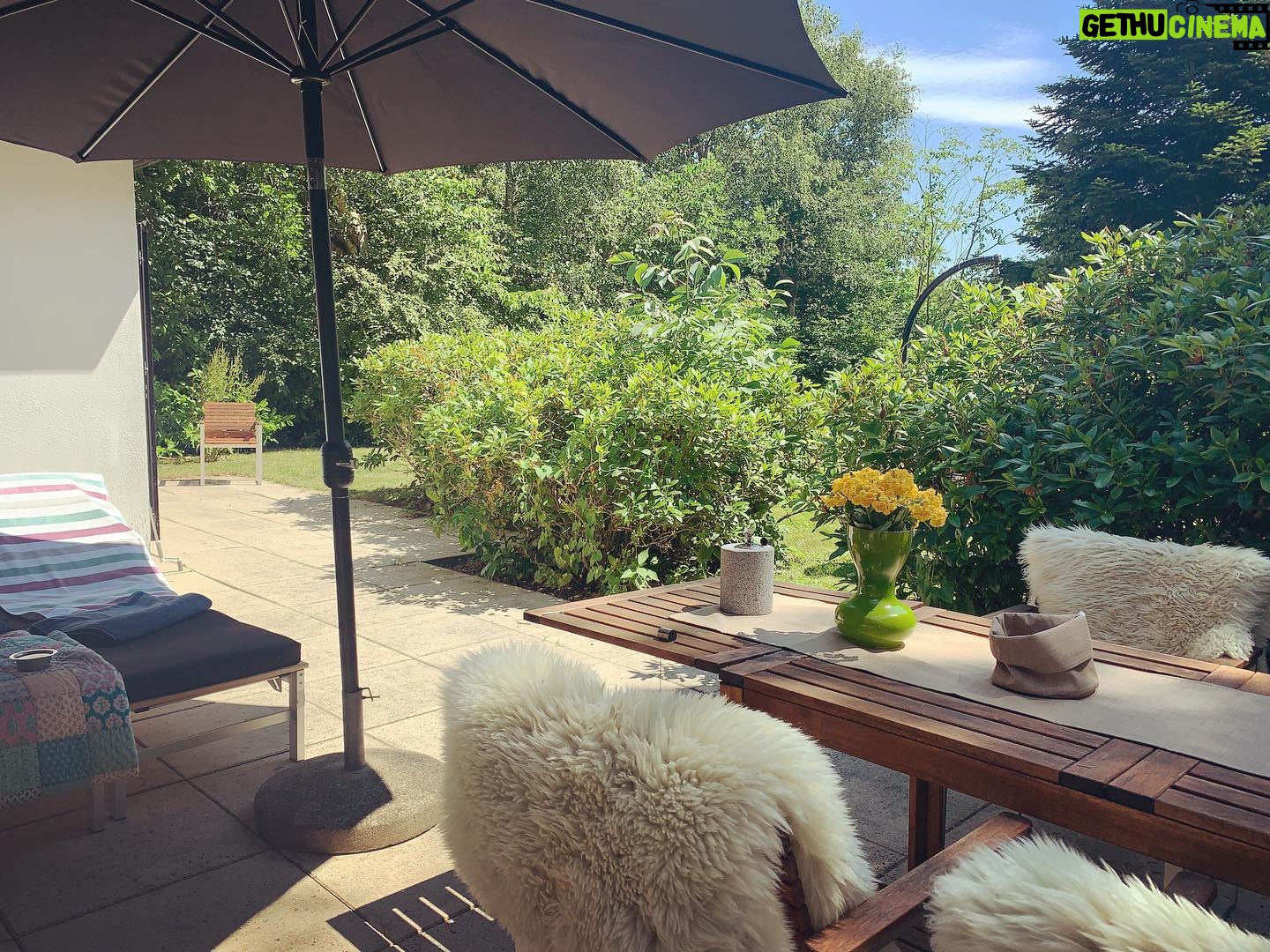 Amma Asante - 424 Likes - Summer gone in Europe and the year’s almost up too. I hope wherever you are and however you spent your Summer, you and your loved ones have been safe and healthy and that the time we got to spend with ourselves was filled with creativity for you.
Big love to you this Sunday 💛