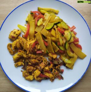 Amr Waked Instagram - My #zerocarb lunch. Chicken red tandoori curry and sautéed vegetables and bamboo shoot with curcumin in coconut oil. It tastes much and again much better than it looks. #wakedkitchen #paris #2020