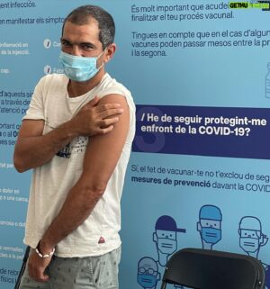 Amr Waked Instagram - Yaaay! Je suis vacciné! I am vaccinated. انا متطعم. Estoy vacunado!
And I feel normal still 😃