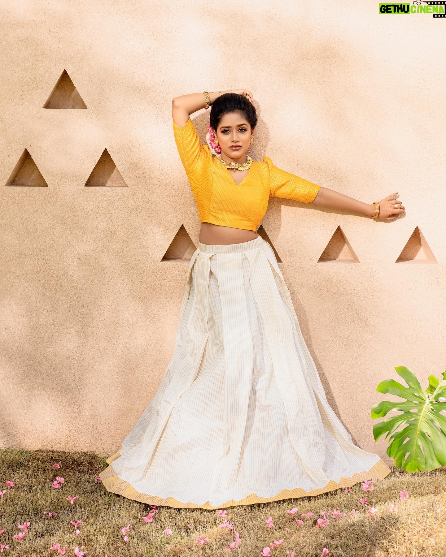 Amritha Menon - 668 Likes - HAPPY ONAMšø
MAKEUP - @thilakkamspa
PHOTOGRAPHY - @goutham980
COSTUME - @ladies_planet_
VIDEOGRAPHY - @ameer__ami_
JEWELLERY- @officialmanjalijewellers
STYLING - @sany_krish
SPECIAL MENTION - @alchemy_excite
LOCATION - @Athachi Farmhouse