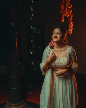 Amritha  Menon Instagram - 🌼Onam series 🌼
📸: @nikjohnjo 
#onam #kerala #onamcelebration #keralagram #onamspecial #happyonam #india #malayali #instagram #keralasaree #keralatourism #mallu #photography #malayalam #kochi #keralafood #keralagodsowncountry #onamsaree #festival #love #saree #onamfestival #instagood #onamvibes #traditional #bhfyp #onlineshopping #keralam #fashion #keralaattraction