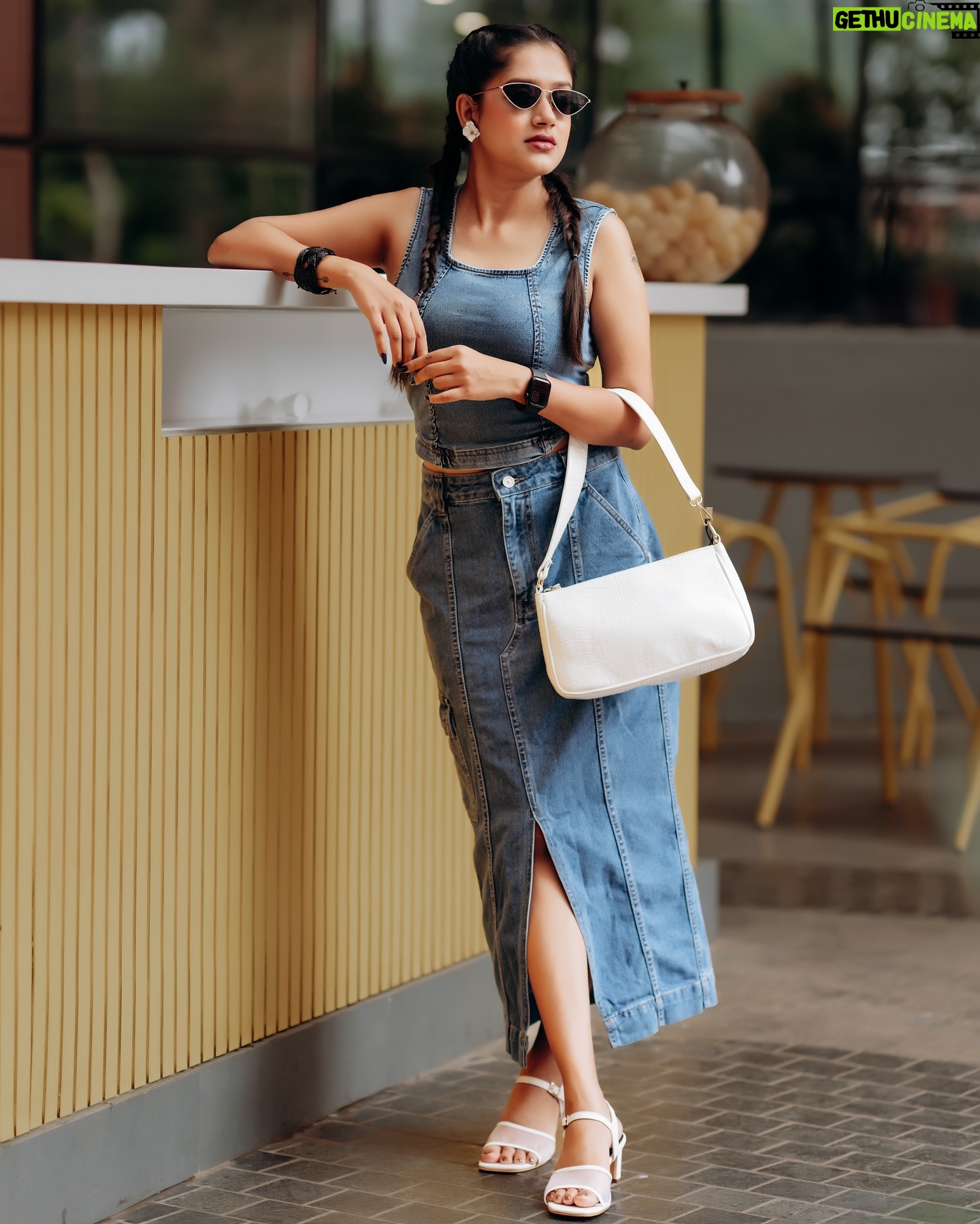 Amritha Menon - 594 Likes - ā..Be you⦠The world will adjust..ā
Styling & Mua @iamamrithamenon
Hair @_a.more__