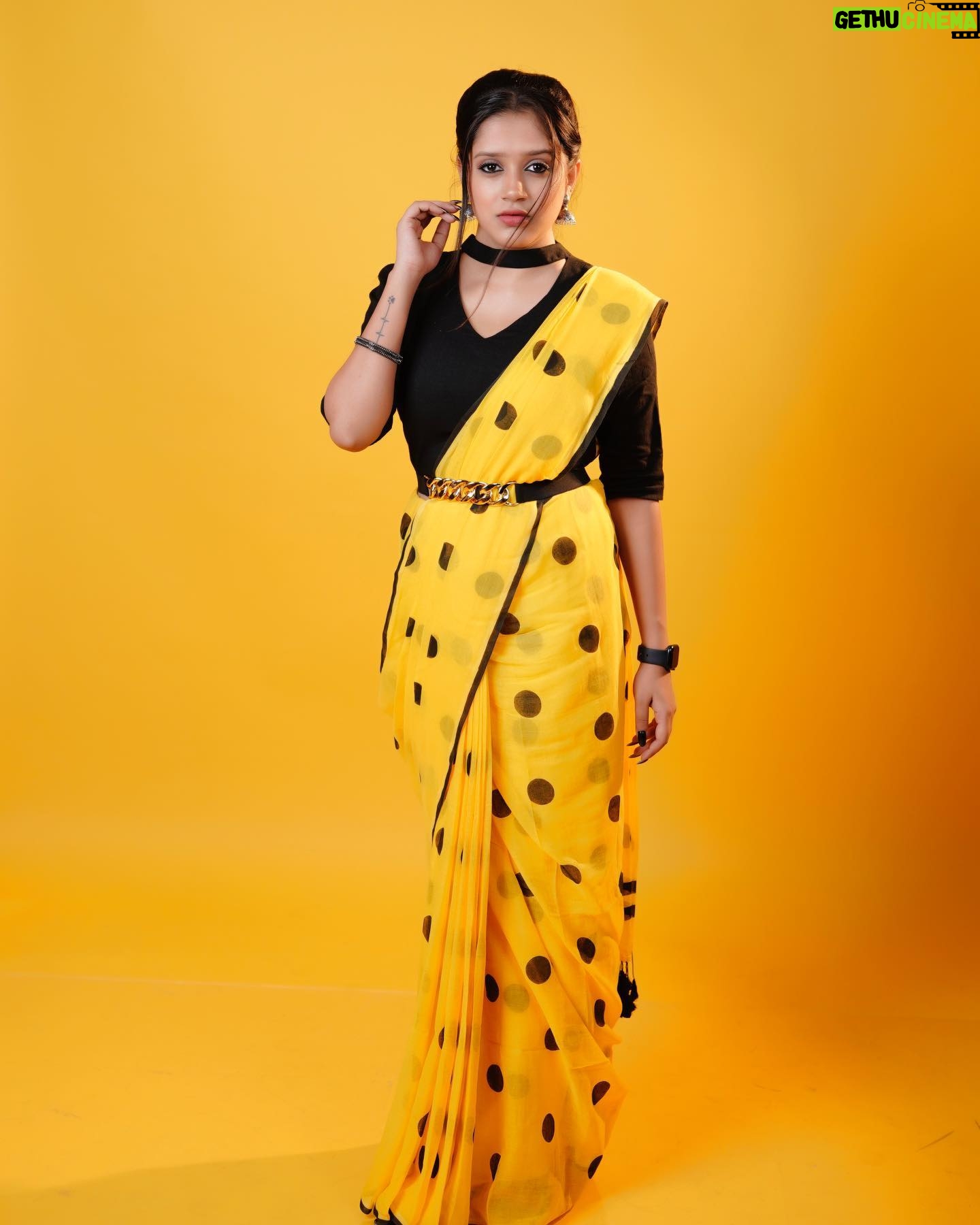 Amritha Menon - 806 Likes - āā¦.Itās a beautiful day to light up with a saree..ā
šø: @c_apt_ure_man
Styling: @iamamrithamenon
Saree: @suta_bombay
#sareelover #saree #sareelove #sareefashion #sareedraping #sareelovers #sareeindia #sareeblouse #sarees #sareesofinstagram #sareestyle #sareecollection #sareeaddict #onlineshopping #sareeblousedesigns #handloom #silksaree #silksarees #fashion #indianwear #ethnicwear #sareepact #sareeswag #sareenotsorry #traditional #sareeonline #indianfashion #india #sareeseduction #silk
