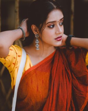 Amritha  Menon Instagram - “ শাড়ি শহরের গতিময় জীবনের মধ্যে ঝুলে।”

Mua : @_a.more__ 

#bengaliactress #bengal #saree #streetphotography #beautiful