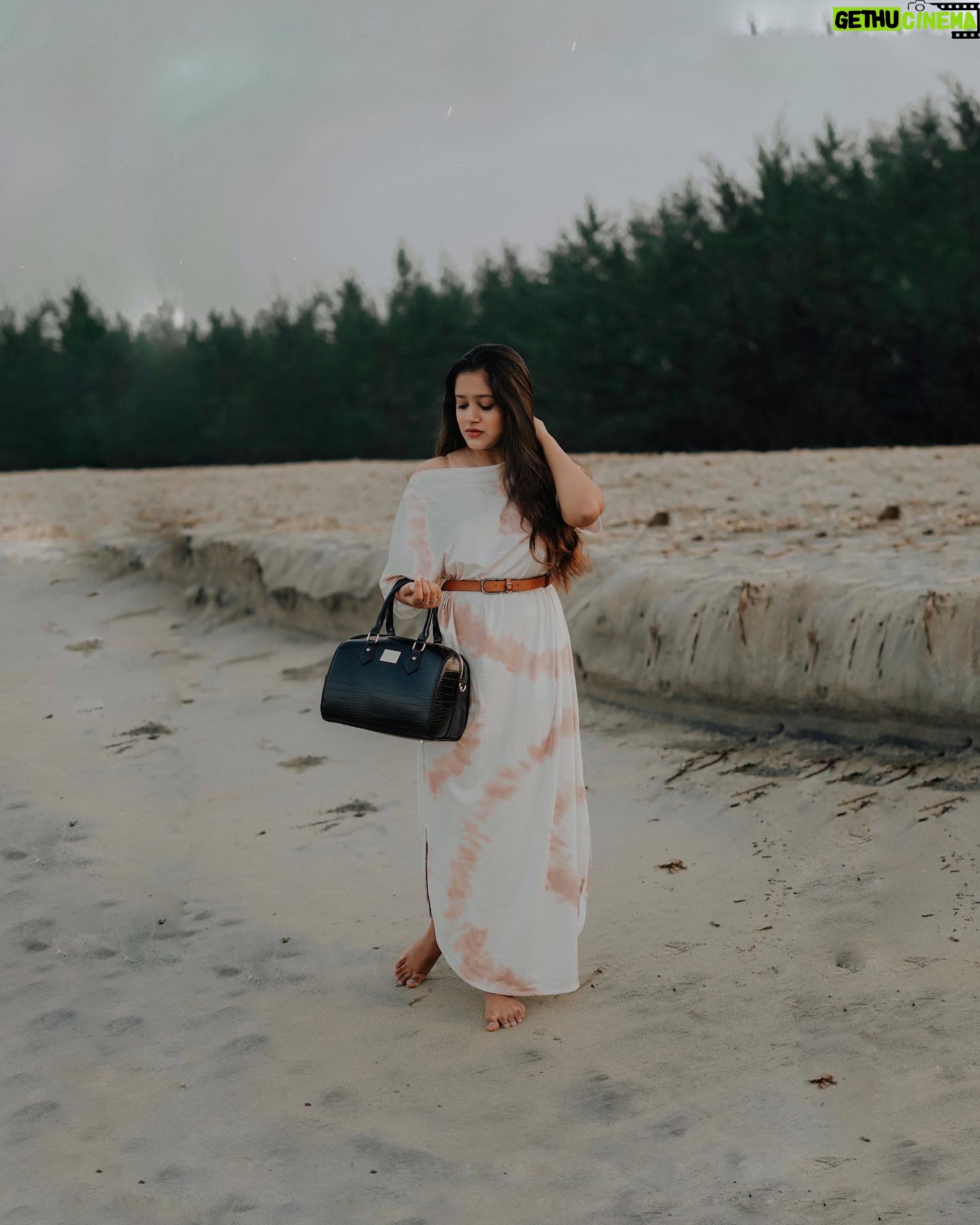 Amritha Menon - 694 Likes - ā..Sky above,sand below,peace within..ā
šø: @nikjohnjo #beach #summer #travel #sea #nature #photography #sunset #love #beachlife #ocean #sun #instagood #photooftheday #beautiful #vacation #travelphotography #holiday #picoftheday #sky #instagram #landscape #beachvibes #travelgram #waves #photo #sand #like #surf #fashion #bhfyp