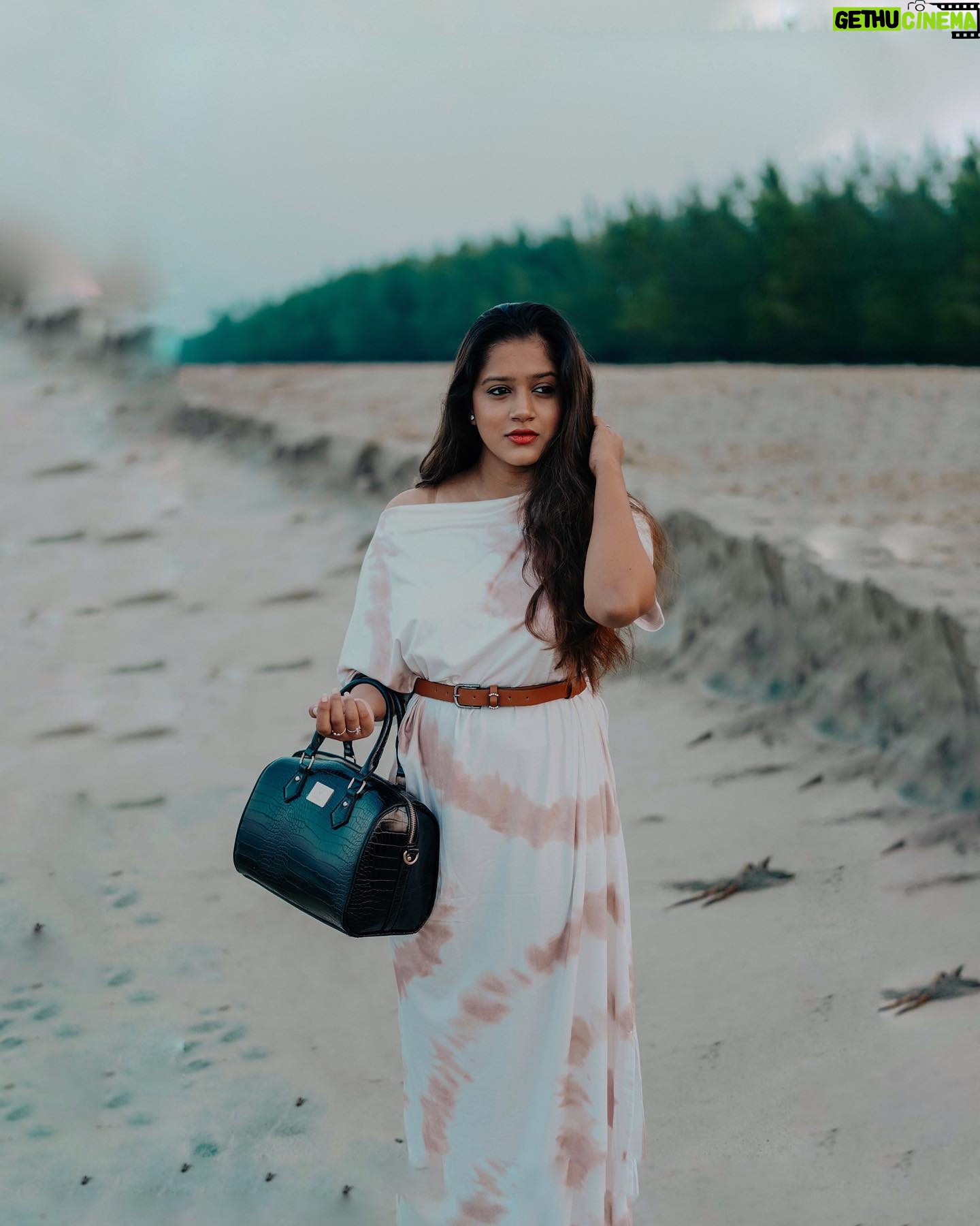 Amritha Menon - 694 Likes - ā..Sky above,sand below,peace within..ā
šø: @nikjohnjo #beach #summer #travel #sea #nature #photography #sunset #love #beachlife #ocean #sun #instagood #photooftheday #beautiful #vacation #travelphotography #holiday #picoftheday #sky #instagram #landscape #beachvibes #travelgram #waves #photo #sand #like #surf #fashion #bhfyp