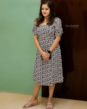 Amritha  Menon Instagram - #pressmeeting#ennalumentealiya 
📸: @manumulanthuruthyphotography