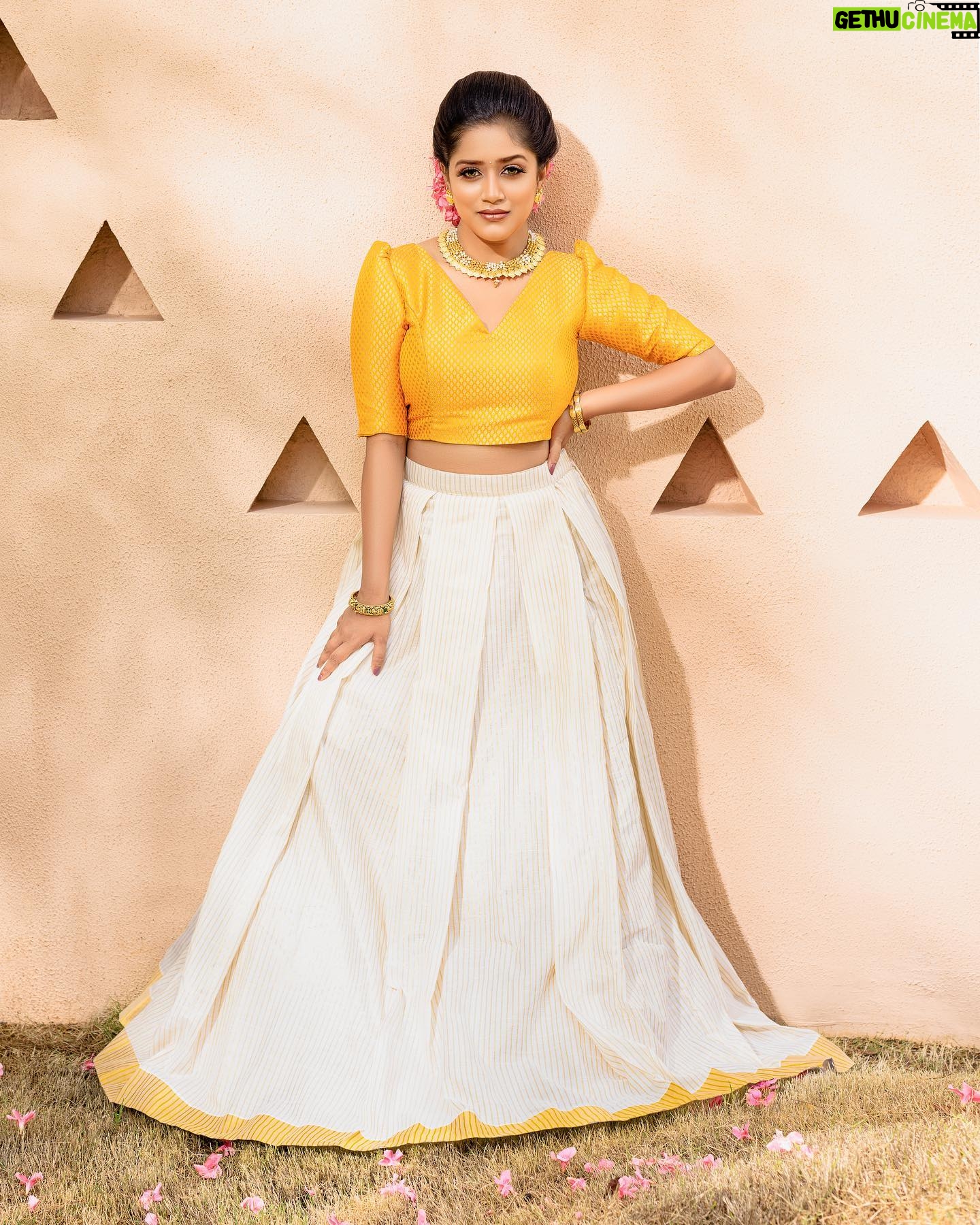 Amritha Menon - 668 Likes - HAPPY ONAMšø
MAKEUP - @thilakkamspa
PHOTOGRAPHY - @goutham980
COSTUME - @ladies_planet_
VIDEOGRAPHY - @ameer__ami_
JEWELLERY- @officialmanjalijewellers
STYLING - @sany_krish
SPECIAL MENTION - @alchemy_excite
LOCATION - @Athachi Farmhouse