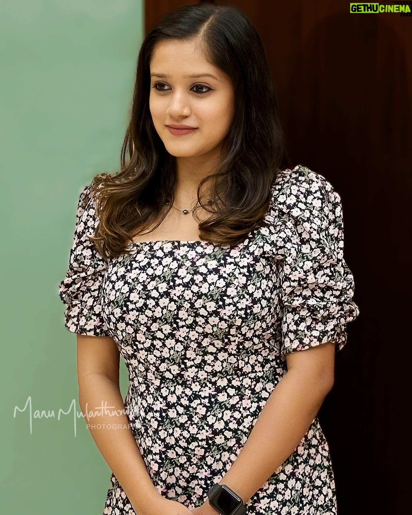 Amritha Menon - 844 Likes - #pressmeeting#ennalumentealiya
šø: @manumulanthuruthyphotography