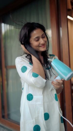 Amrutha Iyengar Instagram - Oiling my hair has been a practise that I have followed for many years now and the Black Charm Hair oil from @secrethairoil is indeed a perfect concoction of all things nourishing for my hair. 

There is something absolutely comforting about massaging my hair with this oil, that aid to strengthening the roots and giving my hair that extra bit of volume. 

Made with the goodness of coconut oil, bhringraj, curry leaves, vetiver and hibiscus, I truly love how soft and luscious my locks feel! Giving my hair that perfect shine on and off camera!

#SecretHaircare 
#Blackcharmoil