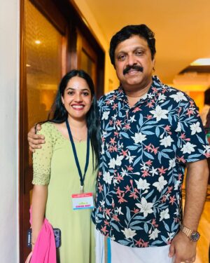 Amrutha Nair Instagram - പ്രിയപ്പെട്ടവരെ, ഇന്നലെ  എന്റെ നാട്ടിലെ  ഒരു പരിപാടിയുമായി  ബന്ധപ്പെട്ട് എനിക്ക് ഉണ്ടായ ഒരു ദുരനുഭവം  നിങ്ങളോട്  പങ്കുവച്ചിരുന്നുവലോ. ആ വിഷയത്തിൽ  എനിക്ക് നേരിട്ടും, സാമൂഹ്യമാധ്യമങ്ങൾ വഴിയും പിന്തുണ അറിയിച്ച എല്ലാവർക്കും എന്റെ  നന്ദി.😊 
 വേദിയിൽ  ഒപ്പം  ഇരിക്കാൻ യോഗ്യത ഇല്ലെന്നു  പറഞ്ഞവരുടെ  മുൻപിൽ  എന്നെ ഇങ്ങനെ  ചേർത്ത്  നിർത്തിയ ബഹു: മന്ത്രി  ഗണേഷ്‌ സാറിനോട് ഓരായിരം നന്ദി. !😊

Special thanks to @sajansooreya @kishor.satya