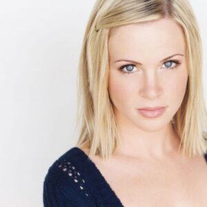 Amy Gumenick Instagram - To chop or not to chop? That is the question. 💇🏼‍♀️ #Throwbackthursday to my first professional headshots with the one and only @danapatrickphoto! #tbt #collegedays #headshot #actorslife #newyearnewhair #readyforchange