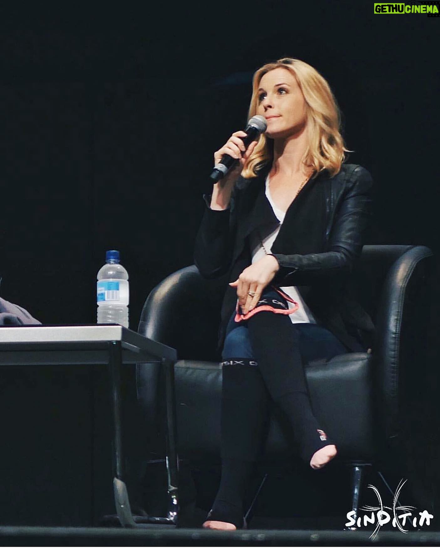 Amy Gumenick - 1.4K Likes - Missin’ that #conlife 🐨 #compressionsocks #airplanechic #ausralia #hub #ahbl #supernatural #Arrow #panel #focusface #latergram