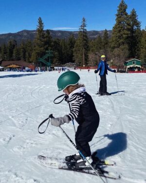 Amy Paffrath Instagram - Leap day ski trip ⛷️💨🏔️🐻

Diverted a sister ski trip with @flywithbritt96 and kept it local which meant the whole family was suddenly invited.

Teaching your kid ANYTHING requires oodles of patience. Teaching your kid to ski requires enough patience to fill Big Bear lake. 

Lots of tears and plenty of frustration early on but when we listened to our child and took off the ski clip a friendly, well- meaning staff member hooked on her skis, she fared much better and had a really enjoyable day. 

We gave Ember some tips, and told her the basics but mainly she taught herself to ski. Parents, give them the tools, make adjustments, then get out of their way. 

We have a budding skier! @drewseeley

Ps...kids 4 and under get free rentals at Big Bear Mountain .

Perfect low pressure opportunity to try the sport before you commit. 

Grateful for the wonderful bday girl @gina_field for allowing us to stay at her cozy mountain hideaway. 

10/10 would recommend. 
#iloveskiing
#skibunny
#mountainmama
#parenting
#bethemountain