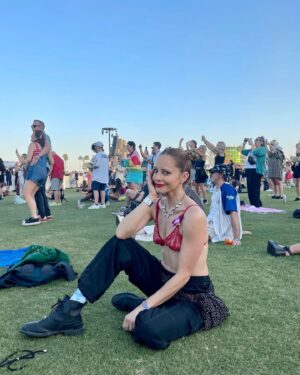Amy Paffrath Instagram - Just a girl feelin' hella good at @coachella 🤘🏻🎶🎺💽🎡
Day 2 was all about dancing and head banging with @nodoubt while wearing a top that's as old as the band. My sister hated when I wore her clothes when we were teenagers but I'm pretty sure angels don't give a shit about material things. I saw 822 all over the place which confirms my sister's presence was right there with me. Life is precious and fragile and short. Live it up while there's air in your lungs and blood pumping through your veins. Joy, delight and pleasure are your birthright. Seek and you will find 💫✨