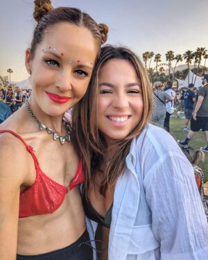 Amy Paffrath Instagram - Just a girl feelin' hella good at @coachella 🤘🏻🎶🎺💽🎡
Day 2 was all about dancing and head banging with @nodoubt while wearing a top that's as old as the band. My sister hated when I wore her clothes when we were teenagers but I'm pretty sure angels don't give a shit about material things. I saw 822 all over the place which confirms my sister's presence was right there with me. Life is precious and fragile and short. Live it up while there's air in your lungs and blood pumping through your veins. Joy, delight and pleasure are your birthright. Seek and you will find 💫✨
