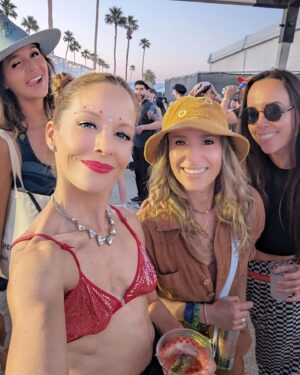 Amy Paffrath Instagram - Just a girl feelin' hella good at @coachella 🤘🏻🎶🎺💽🎡
Day 2 was all about dancing and head banging with @nodoubt while wearing a top that's as old as the band. My sister hated when I wore her clothes when we were teenagers but I'm pretty sure angels don't give a shit about material things. I saw 822 all over the place which confirms my sister's presence was right there with me. Life is precious and fragile and short. Live it up while there's air in your lungs and blood pumping through your veins. Joy, delight and pleasure are your birthright. Seek and you will find 💫✨