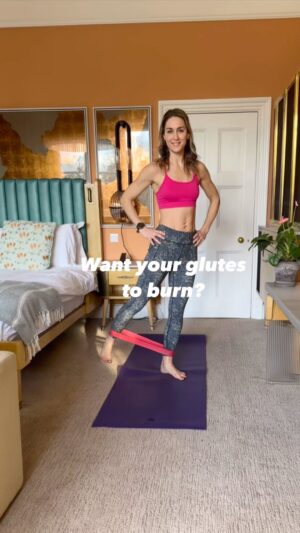 Amy Williams Instagram - Want to work your glutes but no time to head to a gym a lift weights? No problemo! Try this simple glute burn using a little band. 
🔥
Pulse out at 3pm,4pm,6pm, switch legs to 6pm,8pm and 9pm. 
30secs in each position. 
X2-3 rounds.
🔥
Tell me how you find this! 
Want home workouts using just bands and bodyweight that you can do from your living room? Message me or click link in my bio and join my online coaching. 

#onlinecoaching #transformation #bandworkout #homeworkout #gluteworkout