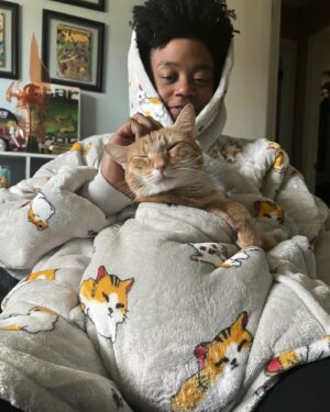 Amythyst Kiah Instagram - This is what 37 looks like: wearing a sherpa hoodie blanket that matches your cat. Thanks @redheadpress ♥️