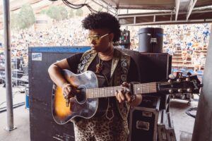 Amythyst Kiah Instagram - @redrocksco 7.30.23 🏔️

📸 @glennrossphoto