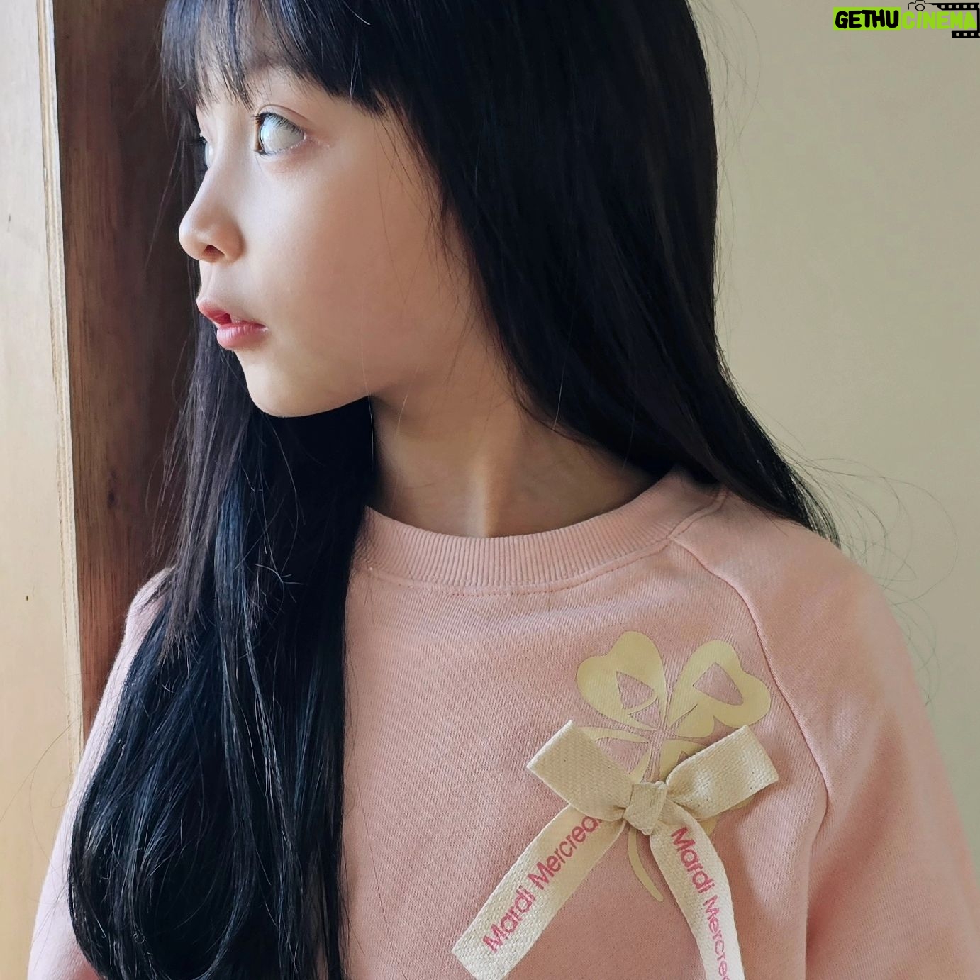 An Tae-rin - 355 Likes - #광고#마르디메크르디레쁘띠
청순으로 쌱 갈아입고온
새로운 클로버마르디 스웻셔츠에요
행운의 클로버처럼
올 봄엔 행운가득한
맑고 예쁜 봄날이었음 좋겠네요🍀
119cm19kg 태린이는 130싸이즈 착용했어요
@mardi_mercredi_lespetits
#마르디메크르디#마르디키즈
#마르디레쁘띠#마르디키즈맨투맨
#클로버마르디#키즈코디
#키즈맨투맨#봄신상아동복
#등원룩#여친룩