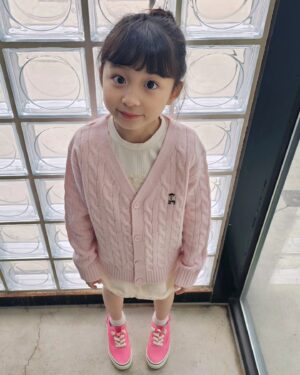 An Tae-rin Instagram - #광고#스파오키즈
예쁘게 입고 학교갈때도
집앞에 잠깐 나갈때도
스파오키즈 
쿠디 케이블 가디건 툭 걸치고
봄코디완성🌸

@spao_kids
#봄신상#봄코디#키즈가디건#가디건
#케이블가디건#쿠디케이블가디건
#키즈코디
#키즈패션#등원룩#등교룩