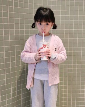An Tae-rin Instagram - #광고#스파오키즈
예쁘게 입고 학교갈때도
집앞에 잠깐 나갈때도
스파오키즈 
쿠디 케이블 가디건 툭 걸치고
봄코디완성🌸

@spao_kids
#봄신상#봄코디#키즈가디건#가디건
#케이블가디건#쿠디케이블가디건
#키즈코디
#키즈패션#등원룩#등교룩