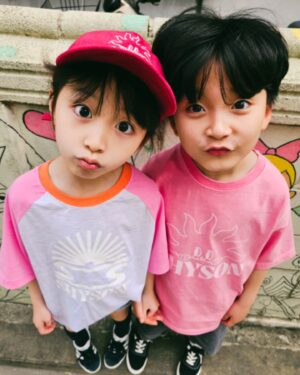 An Tae-rin Instagram - #협찬#샤이선
간만에 둥이커플룩입고 둥이커플샷
둘 데리고 다니면
잔소리를 두배해야하지만
이제 좀 크니까
둘데리고 다닐만해졌네요
단!! 자주는 시르다~

@shysonofficial

#남매둥이#쌍둥이
#쌍둥이룩#시밀러룩#커플룩#남매룩
#키즈패션#쌍둥이코디
#후야핑크잘받는남자였네
#남자는핑크
#태린이바지입었어요#걱정은노노