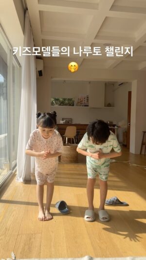 An Tae-rin Instagram - #친구와함께하는나루토챌린지

촬영중에 갑자기 찍기
의상이랑 태린이 머리랑 
너무 찰떡 아니냐며🥳

잼민감성:)

#촬영장#채광이좋아서#나루토#나루토춤#친구랑#댄스본능#귀요미들#키즈모델#아역배우#김하언#안태린#이런건언제연습하는거야^^