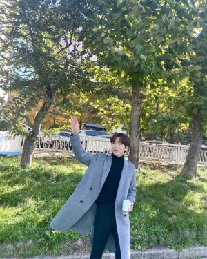 An Woo-yeon Instagram - 태양을 피하고 싶었어
#신사와아가씨