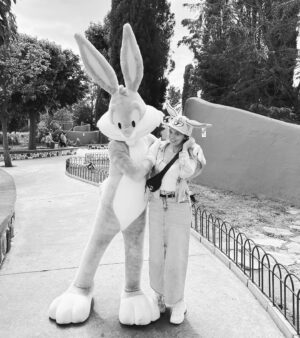 Ana Brinca Instagram - Deixem -me ser criança sff! A pessoa é feliz assim 💙🐰( Este é o meu segredo da Juventude quando dizem que estou igual há 10 anos 😂)
.
.
.
.
.
.
.
.
#warner #bugabunny #lolabunny #fotosantigas #estudioswarner #warnerbrosstudios #warnerhouse #espanha #madrid #madrid🇪🇸 #igerswarner #igersespanha #parquewarner