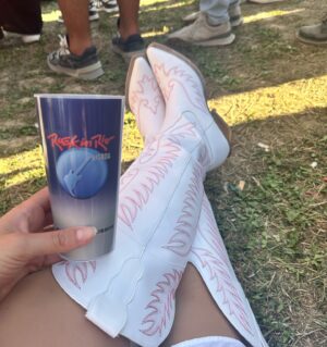 Ana Brinca Instagram - Rock in Rio . Ontem foi para valer e até ao final 🩵🎸😌
.
.
.
.
.
.
.
.
#zaraoutfit #festival #outfitfestival #rockinrio2024 #rockmusic #musicfestival
